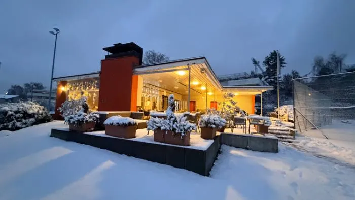 Beleuchtetes Clubhaus im Winter