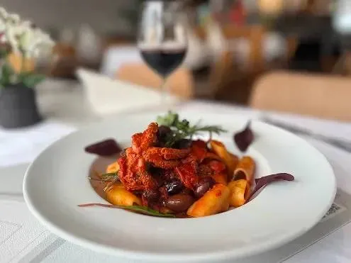 Pasta mit Tomaten und Oliven